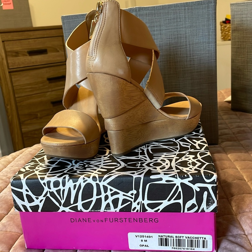 Diane Von Furstenberg Opal Platform Wedge size 8 DVF